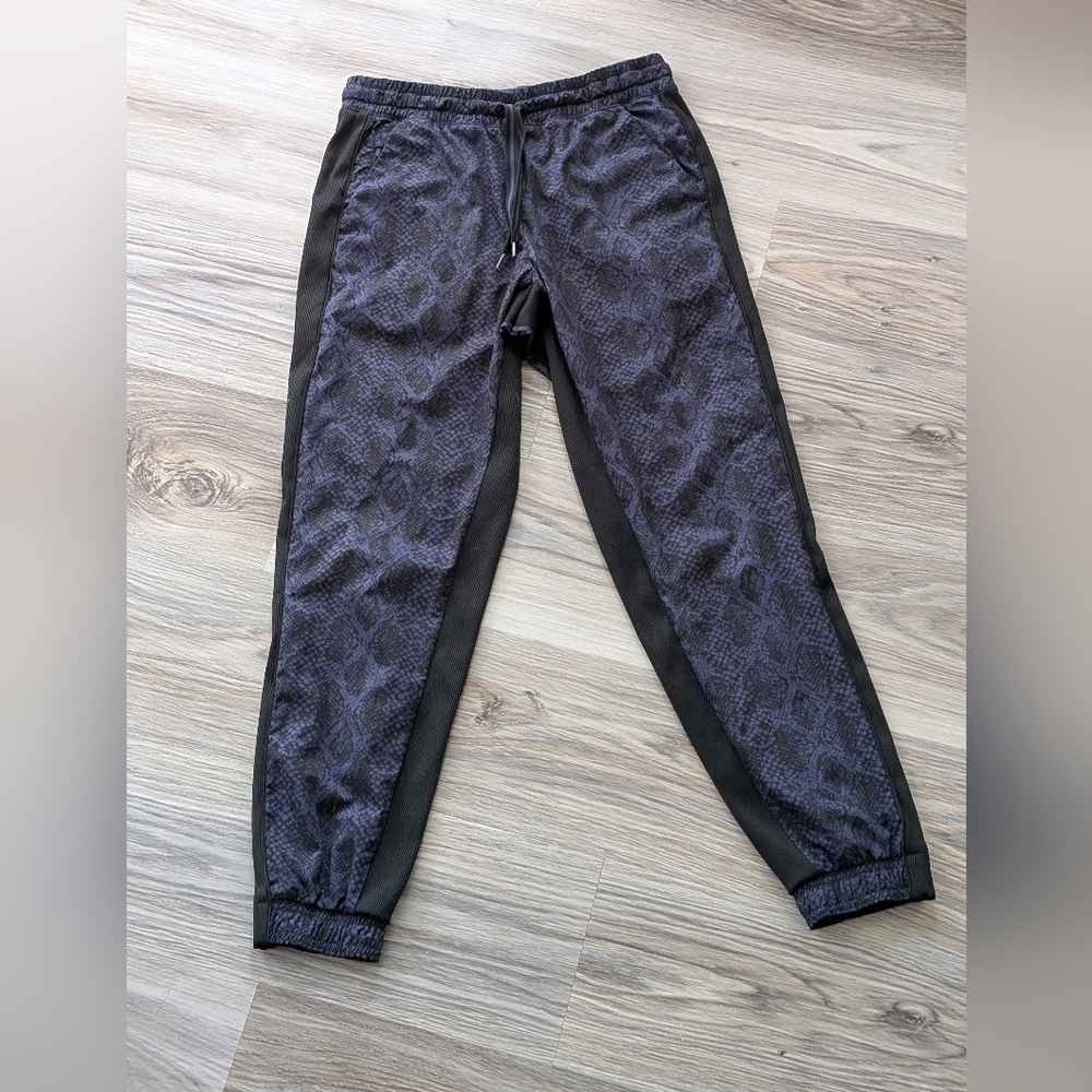 Women's Athleta Brooklyn Jogger Size 4 Snake Print Navy Like New - Picture 2 of 5